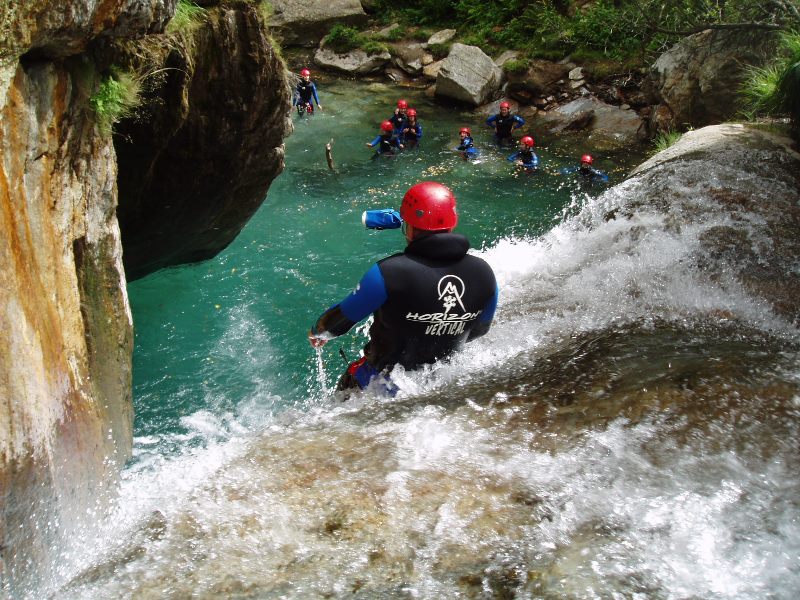 glissade dans les eaux fraiches des canyon